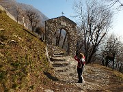 15 Uno degli ingressi a S. Pietro al Monte, 'Ora et labora'